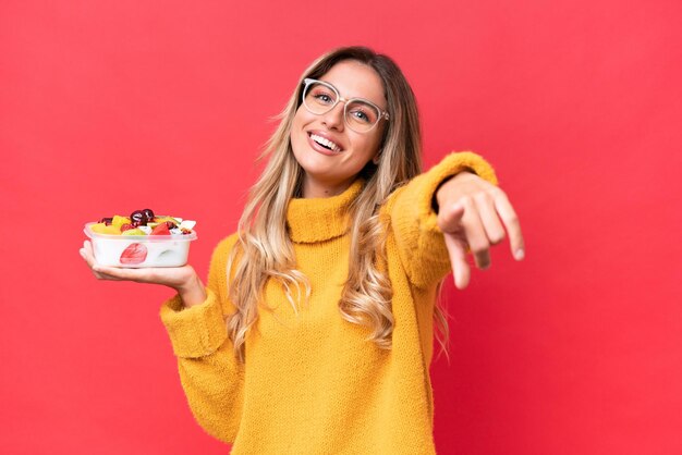 Jolie jeune femme uruguayenne sur fond isolé