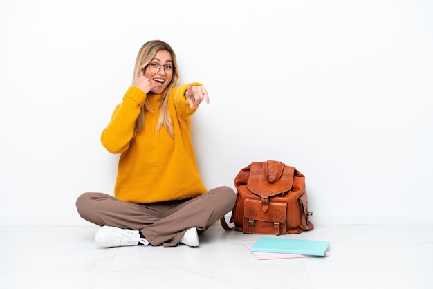 Jolie jeune femme uruguayenne sur fond isolé