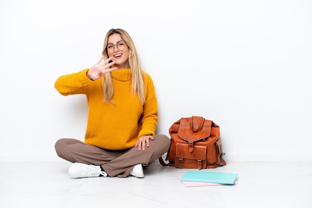 Jolie jeune femme uruguayenne sur fond isolé