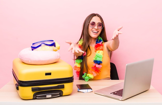 jolie jeune femme en vacances d'été et concept de voyage