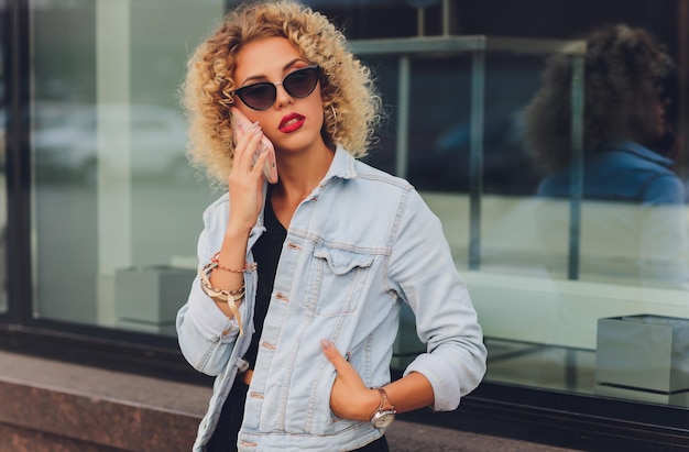 Jolie jeune femme en vêtements décontractés à l'intérieur du fond du centre commercial