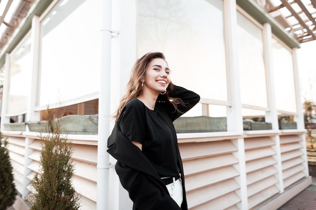 Jolie jeune femme en vêtements élégants noirs