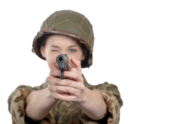 Jolie jeune femme vêtue de l&#39;uniforme militaire américain ww2 avec une arme de poing