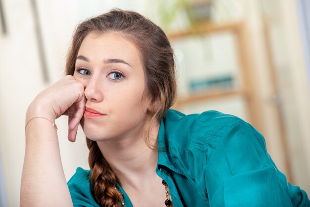 Jolie jeune femme vêtue de vert fatigué