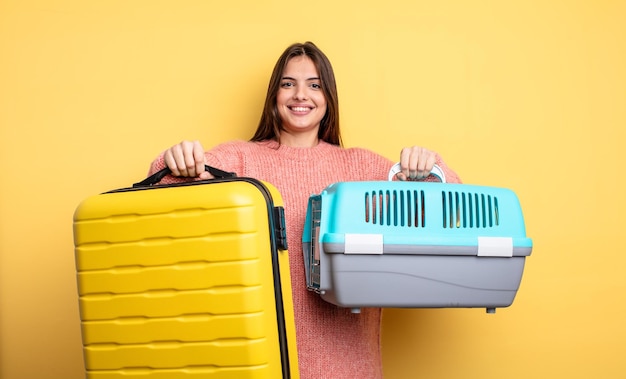 Jolie jeune femme. voyager un concept de transporteur pour animaux de compagnie