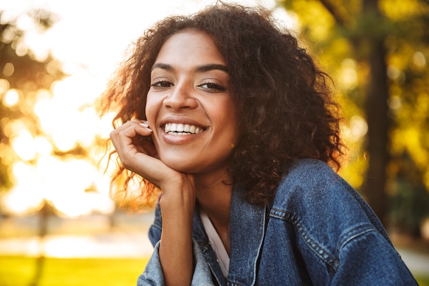 Jolie jeune fille africaine en veste en jean