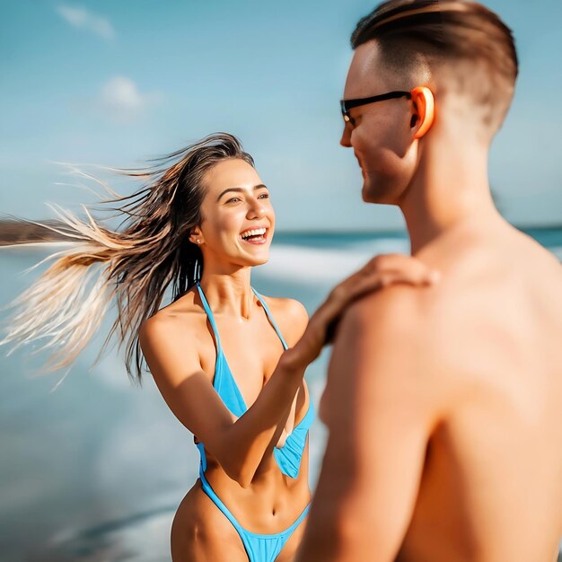 Une jolie jeune fille en bikini avec son jeune petit ami intelligent pose romantiquement.