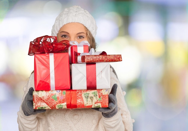 Jolie jeune fille avec des cadeaux de Noël