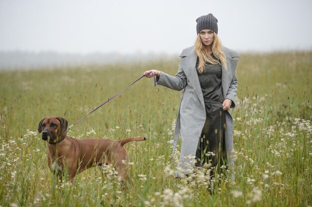 Jolie jeune fille caucasienne robe de mode en plein air