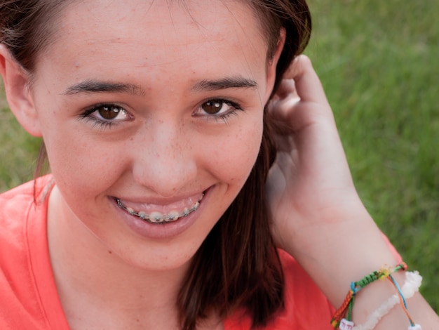 Jolie jeune fille dans la cour.