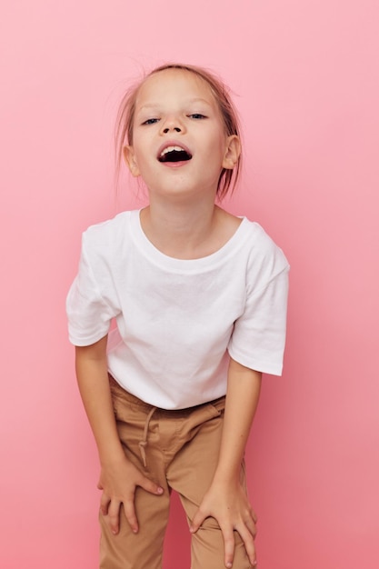 Jolie jeune fille émotion mains geste fond isolé