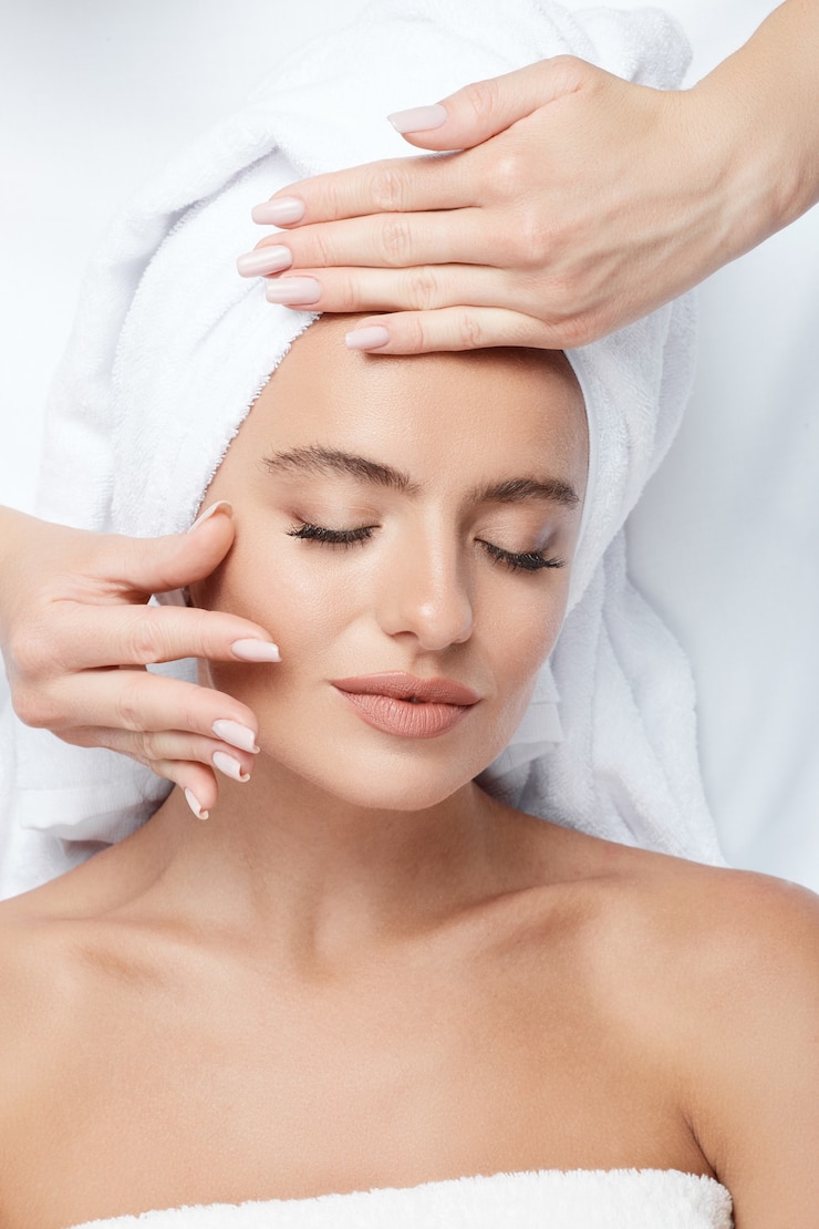 Photo jolie jeune fille faisant un massage