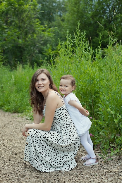 Jolie jeune fille sur un ferroutage avec sa mère.