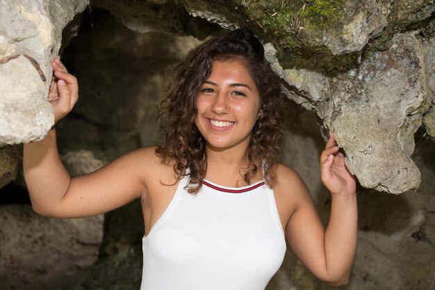 jolie jeune fille heureuse dans le parc