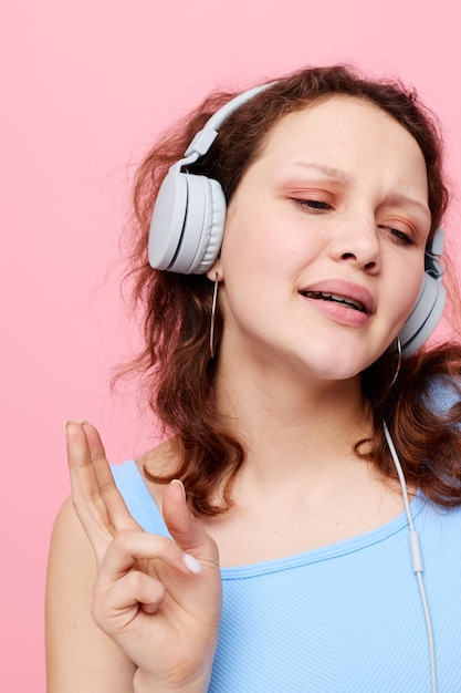 Jolie jeune fille portant des écouteurs musique maison mode inchangée