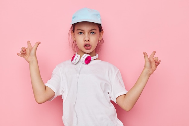 Jolie jeune fille portant des écouteurs posant des émotions