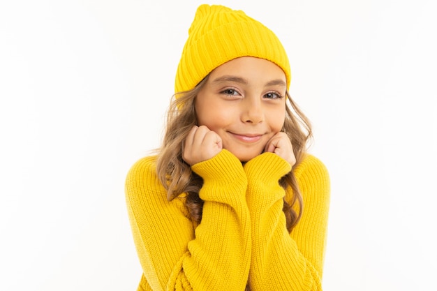 Jolie jeune fille raconte souriant sur blanc