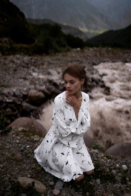 Jolie jeune fille en robe blanche