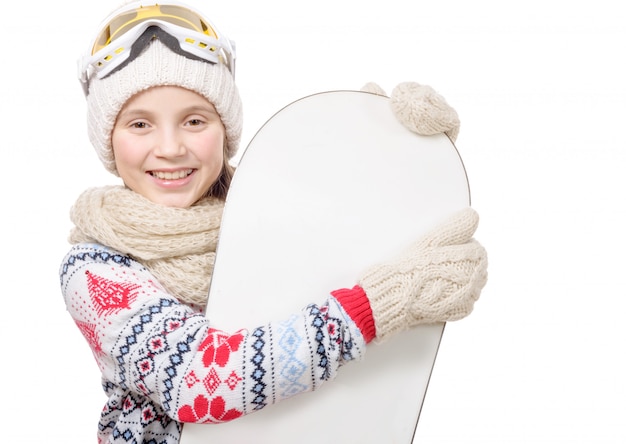 Jolie jeune fille avec un snowboard