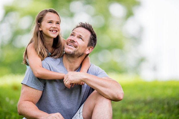 Jolie jeune fille sur un tour de dos avec son père