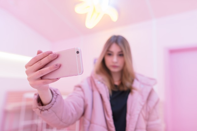 Jolie jeune fille avec une veste rose à l'intérieur