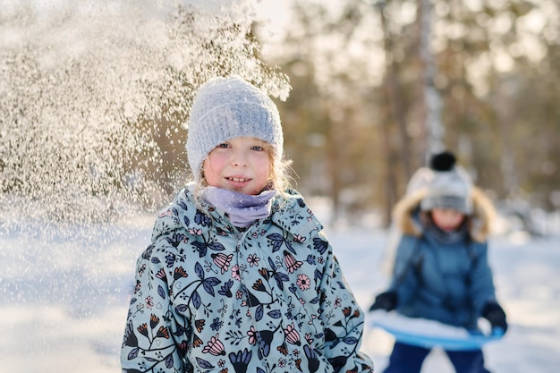 Une jolie jeune fille en vêtements d'hiver chauds