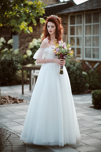 Jolie jeune mariée posant à l'extérieur