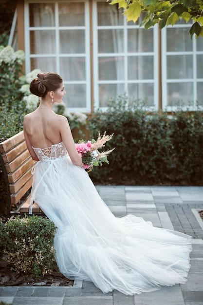 Jolie jeune mariée posant à l'extérieur