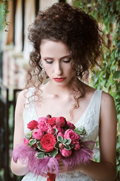 Jolie jeune mariée posant à l'extérieur