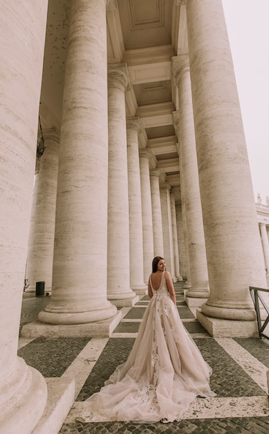 Jolie jeune mariée en robe de mariée au Vatican