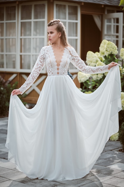 Jolie jeune mariée en robe de mariée