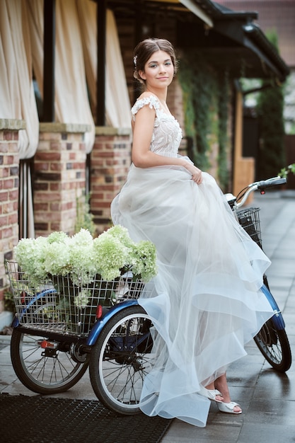 Jolie jeune mariée en robe de mariée