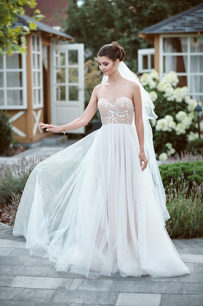 Jolie jeune mariée en robe de mariée