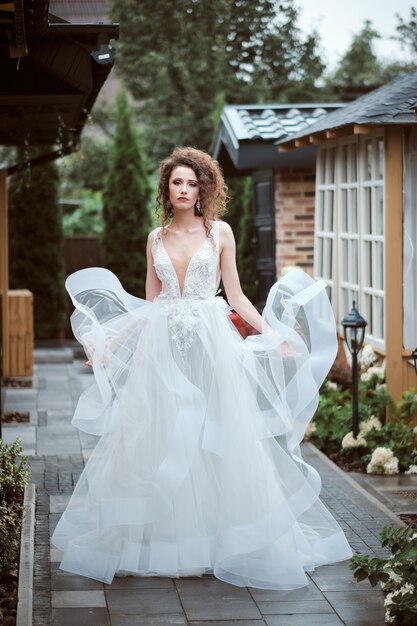 Jolie jeune mariée en robe de mariée