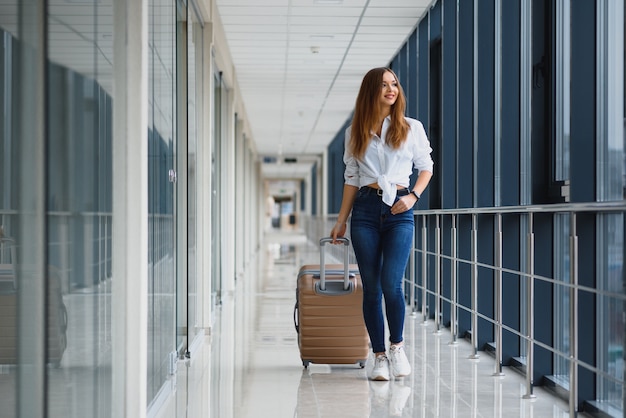 Jolie jeune passagère à l'aéroport