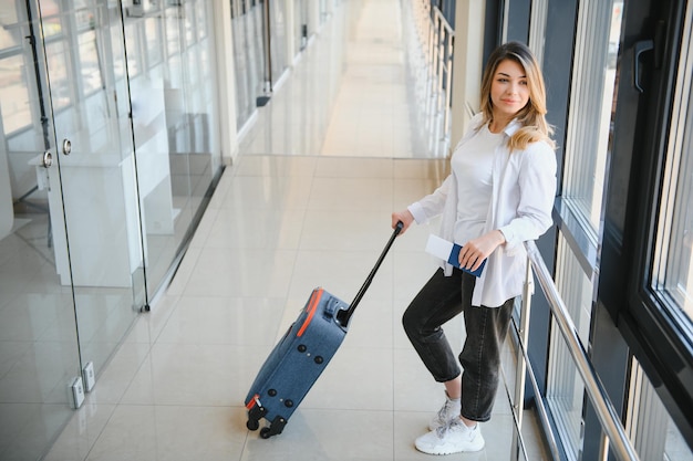 Jolie jeune passagère à l'aéroport