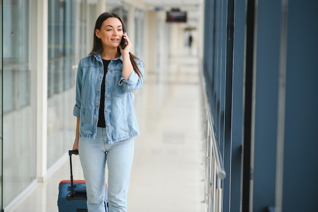 Jolie jeune passagère à l'aéroport