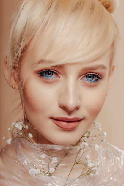 Jolie jolie fille aux cheveux blonds, tir de mode, rose,
