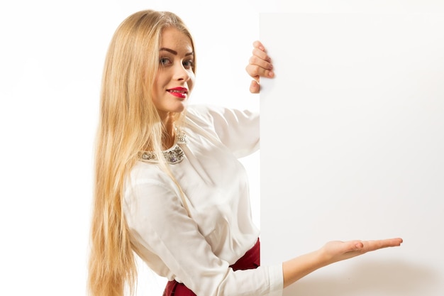 Jolie jolie fille souriante sur un fond de mur blanc Jeune femme à la main tient des lunettes Place pour l'espace de copie publicitaire