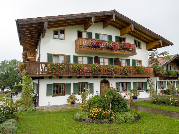 La jolie maison avec beaucoup de verdure