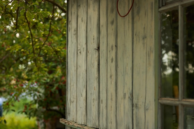 Jolie maison dans le village sur fond de jardin