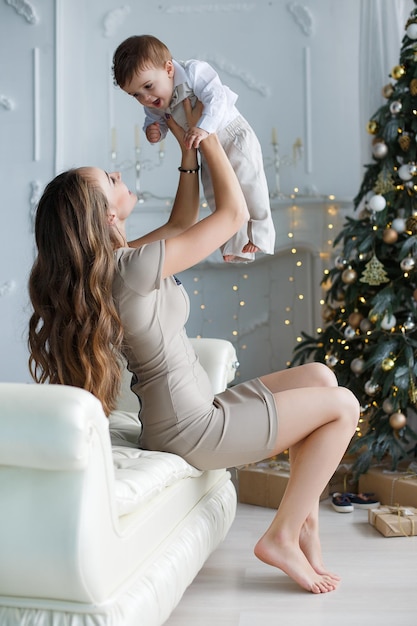 jolie maman avec un bébé mignon à l'intérieur