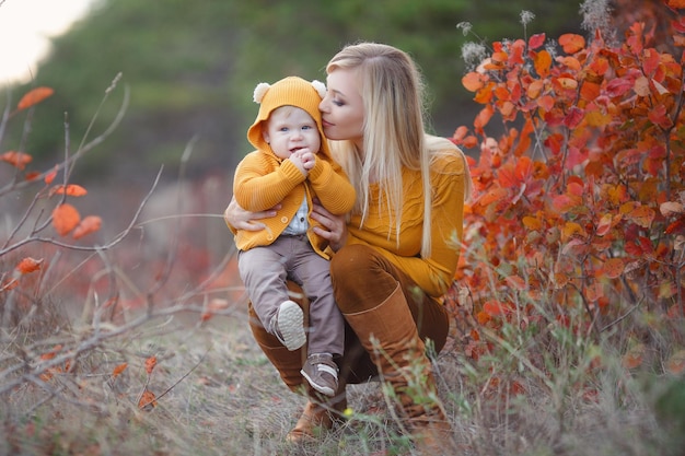 jolie maman et bébé en plein air