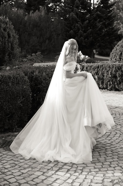 jolie mariée en costume traditionnel avec bouquet de mariage