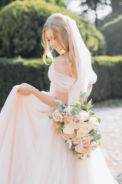 jolie mariée en costume traditionnel avec bouquet de mariage