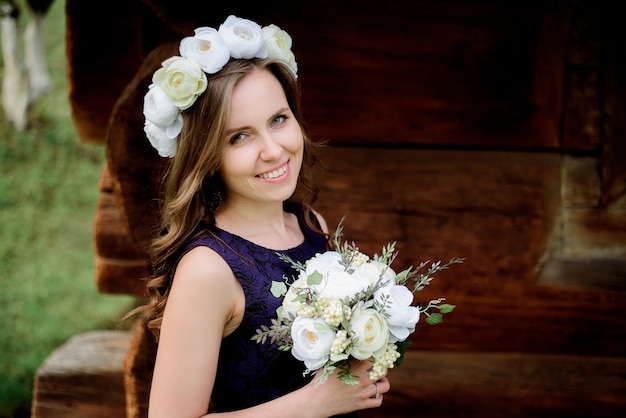 Jolie mariée en robe violette avec un bouquet blanc dans ses bras