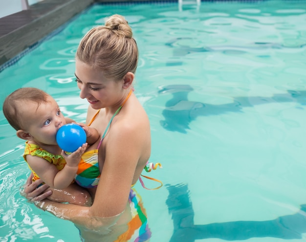 Jolie mère et bébé à la piscine