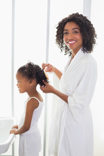 Jolie mère se brosser les cheveux de ses filles