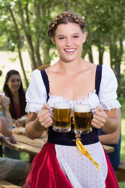 Jolie oktoberfest fille souriant à la caméra