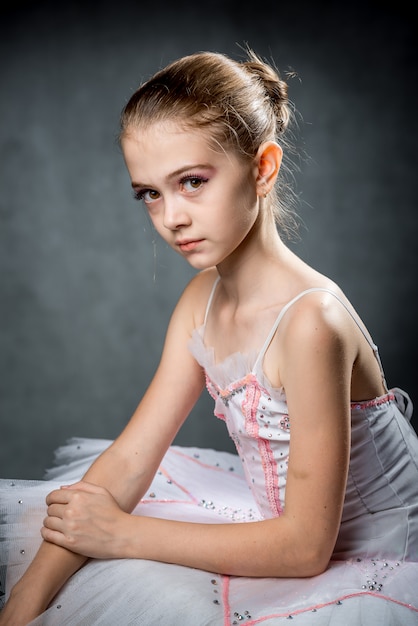 Photo jolie petite ballerine dansant en studio